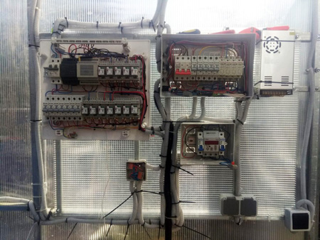 Блок управления в теплице с контроллером UCPT 3-12